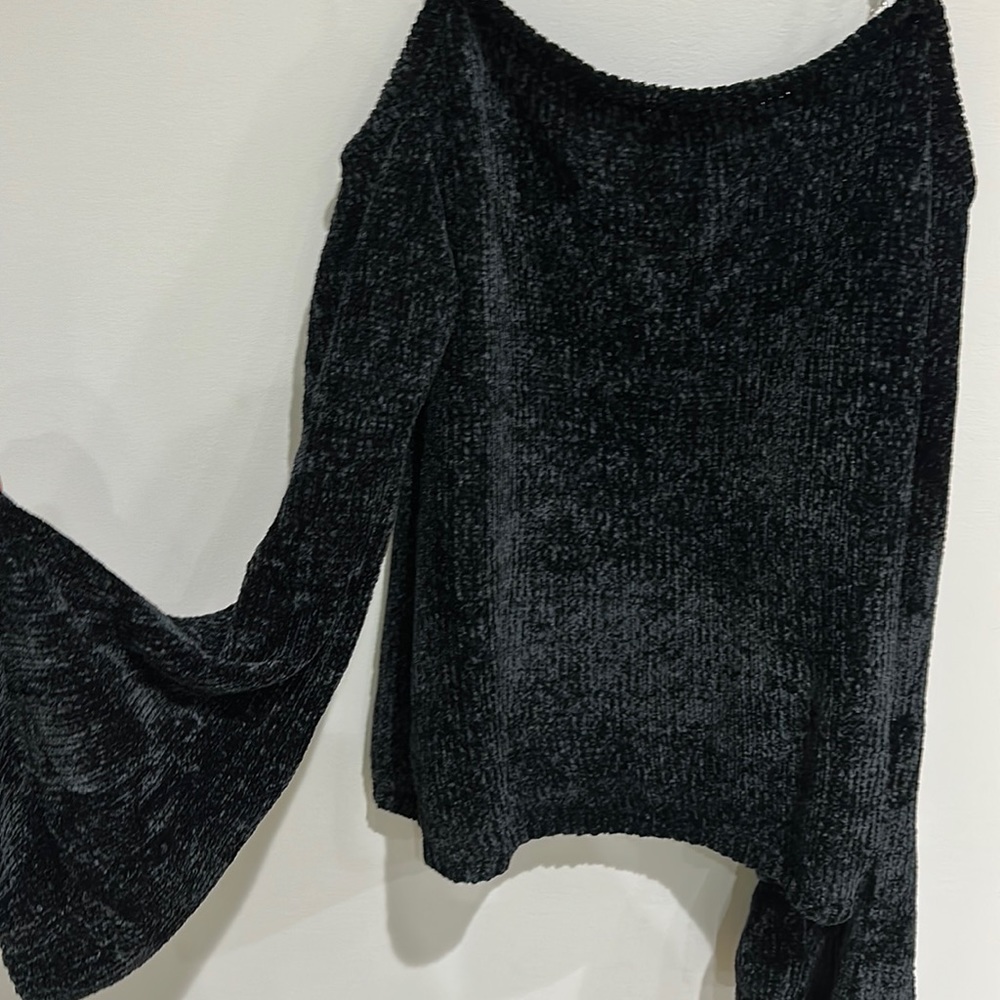 Venus cold shoulder and pearl sweater xl